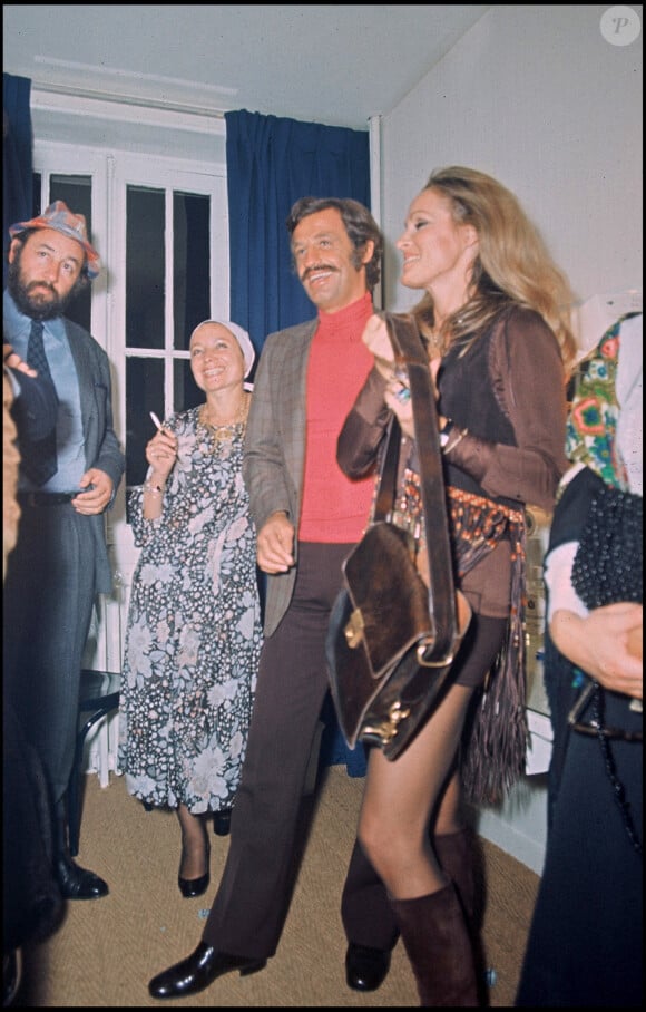 Archives - Jean-Paul Belmondo, Ursula Andress, Jean Rochefort et sa femme Monique Chaumette à Paris lors de la première du film "Les intrus", en 1972