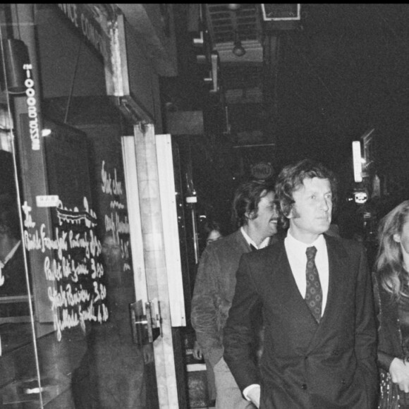 Archives - Jean-Paul Belmondo, Ursula Andress, Jean Rochefort et sa femme Monique Chaumette à Paris lors de la première du film "Les intrus", en 1972