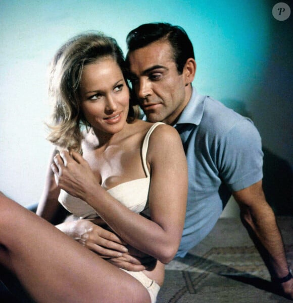 La mythique James Bond Girl qui a joué au côté de Sean Connery dans James bond "Dr. No" a marqué les esprits de bien des hommes. 
Archives - James bond "Dr. No" (1962) - Ursula Andress dans le rôle de Honey Ryder et Sean Connery dans celui de James Bond 