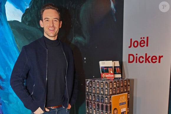 Joël Dicker présente son nouveau livre "Un animal sauvage" à la librairie Filigranes à Bruxelles, le 11 mars 2024. 