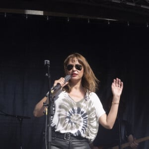 Sandrine Quetier en concert avec son groupe Molly Pepper sur la place du Panthéon à Paris le 22 juin 2022. © Jack Tribeca / Bestimage 