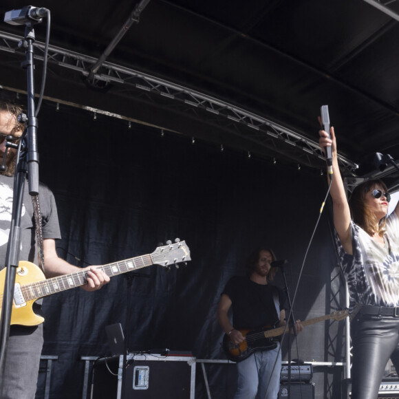 Sandrine Quetier en concert avec son groupe Molly Pepper sur la place du Panthéon à Paris le 22 juin 2022. © Jack Tribeca / Bestimage 