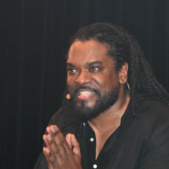 Exclusif - Anthony Kavanagh - Anthony Kavanagh dans son nouveau spectacle "Happy" au théâtre de La Gaité Montparnasse à Paris le 6 avril 2022. © Coadic Guirec/Bestimage 