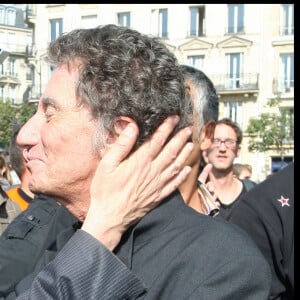 Deux jours avant sa mort, Frédéric Mitterrand a appelé Jack Lang pour lui annoncer : "Je crois que c'est la fin, Jack" comme il l'a expliqué au "Parisien".
Les politiques participent à la techno parade. 