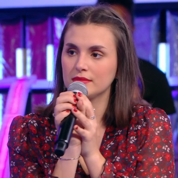 Nagui explique une règle imposée par la production face à la candidate Laura dans "N'oubliez pas les paroles", sur France 2 le 21 mars 2024.