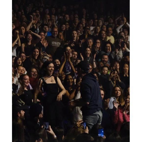 Lucie Bernardoni dans le public lors d'un concert de la "Star Academy" avec Michaël Goldman