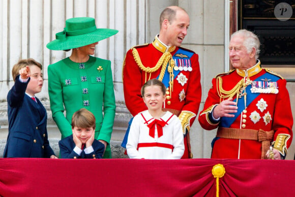 Le prince George, le prince Louis, la princesse Charlotte, Kate Catherine Middleton, princesse de Galles, le prince William de Galles, le roi Charles III - La famille royale d'Angleterre sur le balcon du palais de Buckingham lors du défilé "Trooping the Colour" à Londres. Le 17 juin 2023