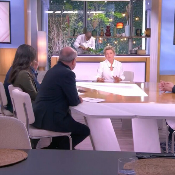 Anne-Elisabeth Lemoine aux commandes d'un nouveau numéro de "C à vous" ce lundi 25 mars 2024 face à ses invités et chroniqueurs
