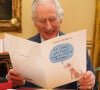 Sa présence dimanche se fera toutefois devant une foule réduite.
Le roi Charles III d'Angleterre, lit les messages reçus à Buckingham Palace à Londres, après le diagnostic sur son cancer, le 23 février 2024. 