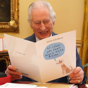 Sa présence dimanche se fera toutefois devant une foule réduite.
Le roi Charles III d'Angleterre, lit les messages reçus à Buckingham Palace à Londres, après le diagnostic sur son cancer, le 23 février 2024. 