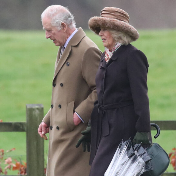 Il sera en revanche, et bien entendu, accompagné de son épouse Camilla.
Le roi Charles III d'Angleterre et Camilla Parker Bowles, reine consort d'Angleterre, à la sortie de la messe du dimanche en l'église Sainte-Marie Madeleine à Sandringham. Le 18 février 2024 