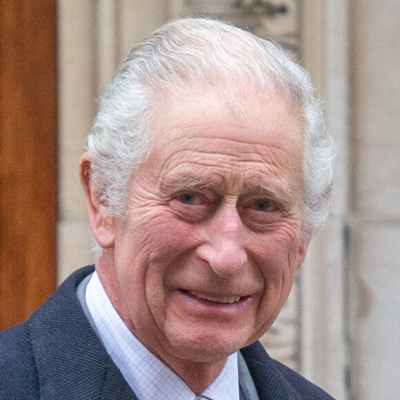 Le roi Charles III d'Angleterre quitte la London Clinic à Londres, Royaume Uni, où le roi Charles avait subi une intervention pour une hypertrophie de la prostate. © Tayfun Salci/ZUMA Press/Bestimage