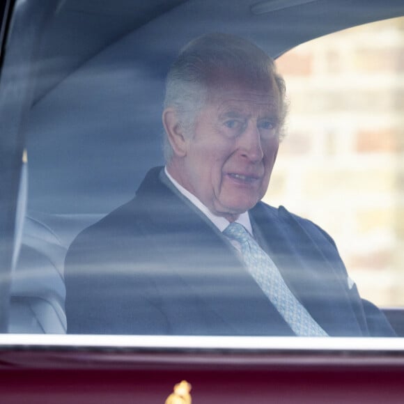 Sa présence a été confirmée.
Le roi Charles III d'Angleterre, aperçu à la sortie du château de Windsor en direction de Clarence House à Londres, le 26 mars 2024.