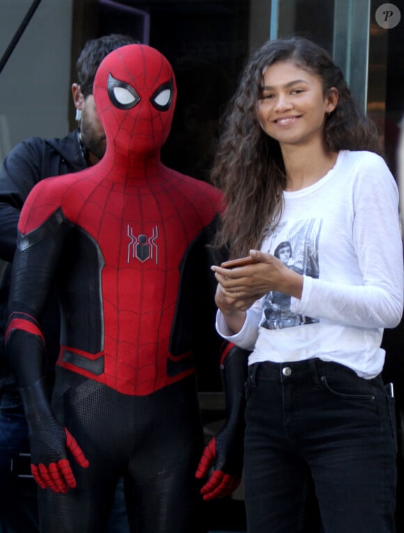 "Ma première rencontre avec Zendaya a été très gênante (...) Ce n'était tout simplement pas mon moment le plus agréable" avait-il confié aux journalistes de GQ.
Tom Holland et Zendaya sur le tournage de "Spider-Man: Far From Home" à New York, le 18 octobre 2018. © CPA/Bestimage