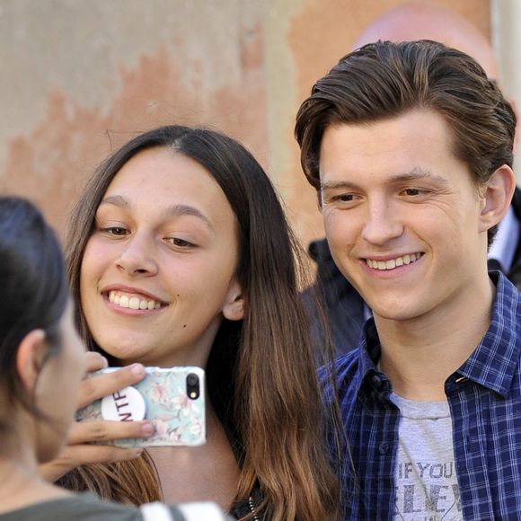 "J'ai pris Tom et Zendaya à part, séparément, lorsque nous les avons lancés pour la première fois et leur avons donné une conférence", a-t-elle révélé au New York Times en 2021, avant de confier les mots qu'elle avait dit aux deux acteurs : "Évitez d'aller sur ce terrain-là".
Tom Holland et Zendaya à Venise pour le tournage de Spider-Man le 28 septembre 2018. 
