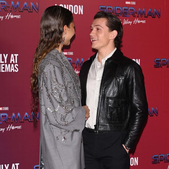 Alors que les deux acteurs se rapprochaient et que leur amitié se transformait en amour, la productrice et réalisatrice Amy Pascal (en charge entre autres des sagas Spider Man) leur avait pourtant fortement conseillé de ne pas se mettre en couple.
Zendaya et son compagnon Tom Holland à la première du film "Spider-Man: No Way Home" à Londres, le 5 décembre 2021. 