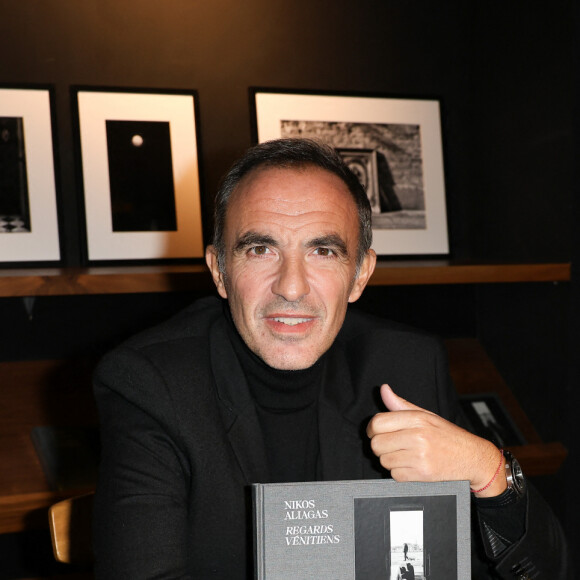 Exclusif - Nikos Aliagas - Séance de signature du livre de photos "Nikos Aliagas Regards vénitiens"" à la librairie-galerie La Hune YellowKorner à Paris, France, le 7 décembre 2023. © Coadic Guirec/Bestimage