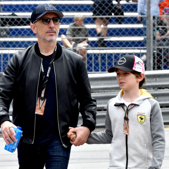Selon les propos recueillis par le journal "Le Parisien", l'enfant "perpétue la tradition scolaire chaotique" et "la fantaisie paternelle".
Gad Elmaleh et son fils Raphaël durant le 6e Monaco E-Prix à Monaco, le 6 mai 2023. © Bruno Bebert/Bestimage