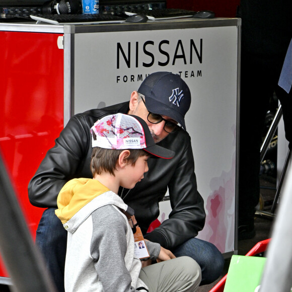 Gad Elmaleh est effectivement papa de deux garçons. Noé, son aîné de 23 ans, qu'il a eu avec Anne Brochet et Raphaël, le fruit de ses amours avec Charlotte Casiraghi.
Gad Elmaleh et son fils Raphaël au stand Nissan durant le 6eme Monaco E-Prix à Monaco, le 6 mai 2023. © Bruno Bebert/Bestimage 