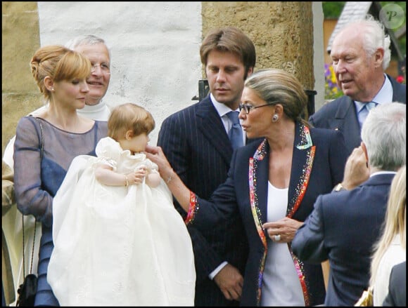 Trois ans plus tard, Clotilde Courau, aux côtés de son mari Emmanuel-Philibert tient dans ses bras leur deuxième fille Luisa avant son baptême, en présence de ses grands-parents, Marina Doria et le prince Victor-Emmanuel. Lauenen (Suisse), le 9 mai 2007.