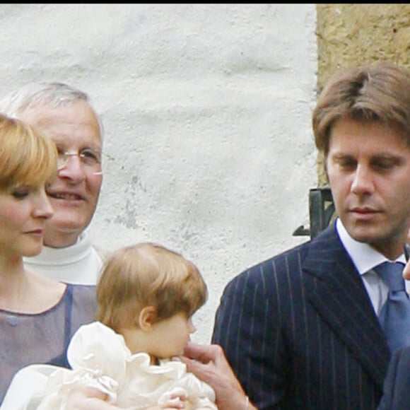 Trois ans plus tard, Clotilde Courau, aux côtés de son mari Emmanuel-Philibert tient dans ses bras leur deuxième fille Luisa avant son baptême, en présence de ses grands-parents, Marina Doria et le prince Victor-Emmanuel. Lauenen (Suisse), le 9 mai 2007.
