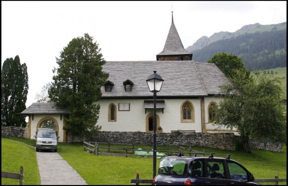 Trois ans plus tard, le 9 mai 2007, la petite église de Lauenen, au-dessus de Gstaad, en Suisse, allait accueillir le baptême de sa petite soeur, Luisa.
Eglise de Lauenen, en Suisse où sera baptisée Luisa de Savoie, le 9 mai 2007.