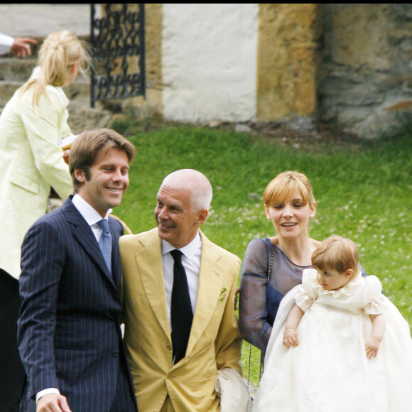 Clotilde Courau et sa fille Luisa et Emmanuel-Philibert, détendu, avec un ami avant le baptême de l'enfant dans une petite église non loin de Gstaad, le 9 mai 2007.