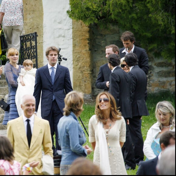 Clotilde Courau, Emmanuel-Philibert et leur fille Luisa juste avant son baptême dans le cadre champêtre de l'église de Lauenen, non loin de Gstaad, le 9 mai 2007.