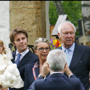 Clotilde Courau et sa fille Luisa, Emmanuel-Philibert et ses parents Marina Doria et le prince Victor-Emmanuel posent pour une photo de famille avant le baptême de l'enfant dans l'église de Lauenen, non loin de Gstaad, en Suisse, le 9 mai 2007.