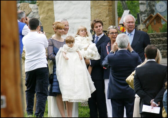 Clotilde Courau et sa fille Luisa, Emmanuel-Philibert et ses parents Marina Doria et le prince Victor-Emmanuel posent pour une photo de famille avant le baptême de l'enfant dans l'église de Lauenen, non loin de Gstaad, en Suisse, le 9 mai 2007.