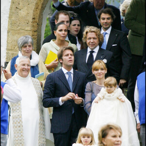 Clotilde Courau porte sa fille Luisa, à ses côtés, son mari Emmanuel-Philibert et devant eux, leur fille aînée Vittoria, en présence de leurs amis devant l'église de Lauenen, non loin de Gstaad, en Suisse, le 9 mai 2007.