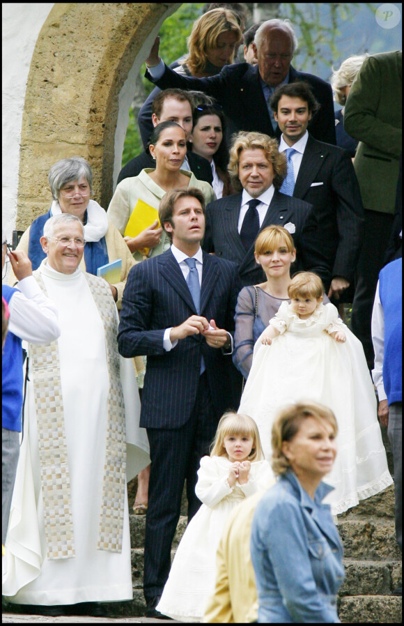 Clotilde Courau porte sa fille Luisa, à ses côtés, son mari Emmanuel-Philibert et devant eux, leur fille aînée Vittoria, en présence de leurs amis devant l'église de Lauenen, non loin de Gstaad, en Suisse, le 9 mai 2007.