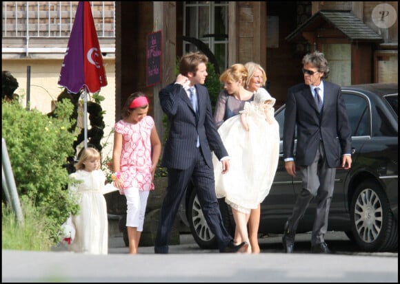 Clotilde Courau, sa fille Luisa, Emmanuel-Philibert et tout à gauche, habillée de blanc, Vittoria, leur fille aînée, après le baptême de l'enfant dans l'église de Lauenen, non loin de Gstaad, en Suisse, le 9 mai 2007.