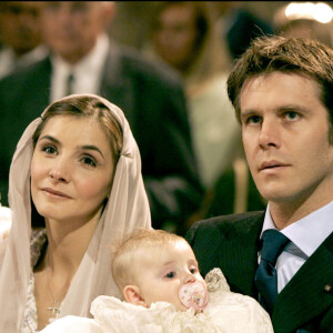 Le baptême de Vittoria, la fille aînée de Clotilde et d'Emmanuel Philibert s'est déroulé le 30 mai 2004 à Assise, en Italie.Clotilde Courau et son mari Emmanuel-Philibert au baptême de leur fille Vittoria. Assise, 30 mai 2004.
