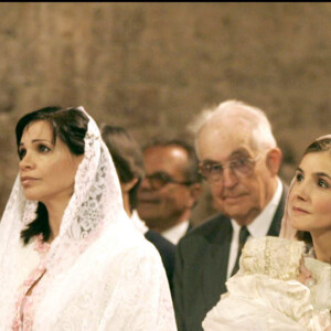 Ottavio Mazzola, le parrain de Vittoria de Savoie, Roberta Fabbri, sa marraine et ses parents, Clotilde Courau et Emmanuel-Philibert dans la basilique Saint-François, à Assise, en Italie le 30 mai 2004.