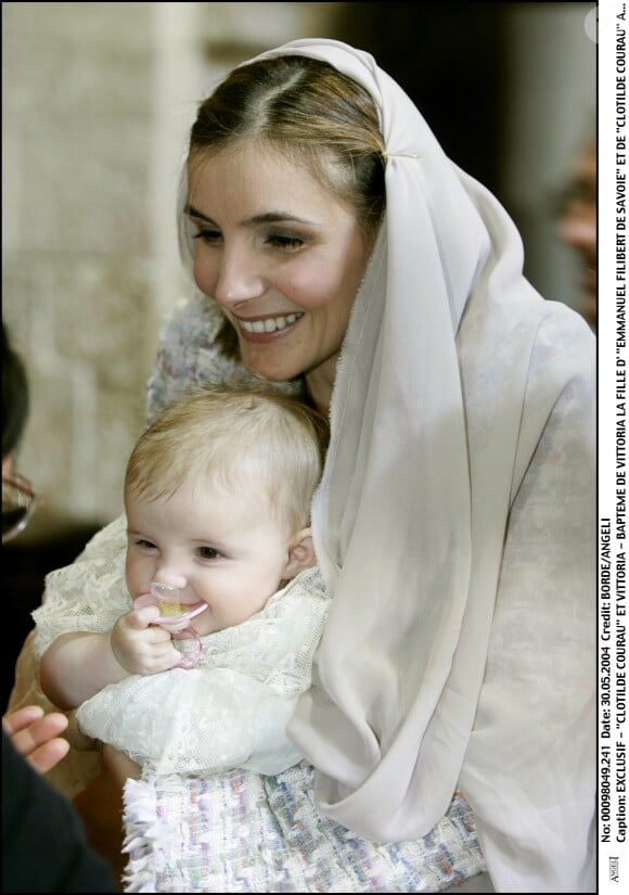 Clotilde Courau et sa fille aînée, Vittoria, peu avant son baptême à Assise, en Italie, le 30 mai 2004.