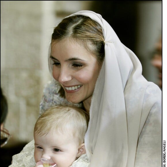 Clotilde Courau et sa fille aînée, Vittoria, peu avant son baptême à Assise, en Italie, le 30 mai 2004.