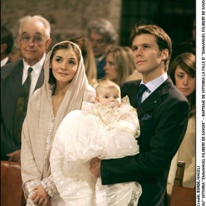 Clotilde, Emmanuel-Philibert et leur petite Vittoria, prête pour le baptême. Assise, Italie le 30 ma 2004.