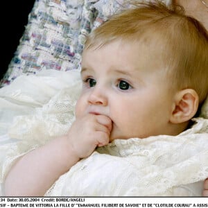 Vittoria de Savoie, sage comme un image dans les bras de Clotilde, sa maman, avant son baptême, à Assise, le 30 mai 2004.