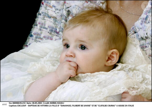 Vittoria de Savoie, sage comme un image dans les bras de Clotilde, sa maman, avant son baptême, à Assise, le 30 mai 2004.