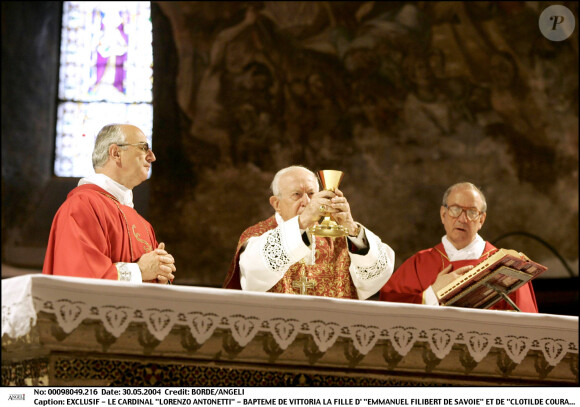 Le cardinal Lorenzo Antonetti s'apprête à baptiser Vittoria, la fille de Clotilde Courau et son mari Emmanuel-Philibert dans la basilique Saint-François d'Assise en Italie.