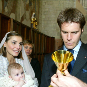 Clotilde, Emmanuel-Philibert et leur petite Vittoria, se préparent pour le baptême. Assise, Italie le 30 mai 2004.