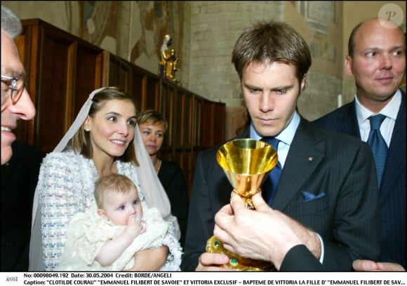 Clotilde, Emmanuel-Philibert et leur petite Vittoria, se préparent pour le baptême. Assise, Italie le 30 mai 2004.
