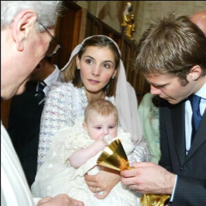 Clotilde et Emmanuel-Philibert pendant le baptême de leur petite Vittoria, le 30 mai 2004 à Assise, en Italie.