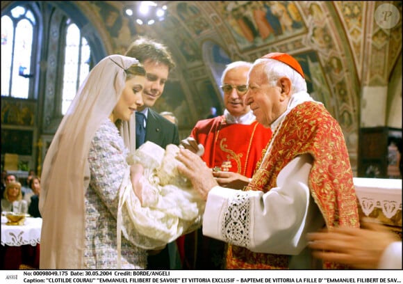 Clotilde et Emmanuel-Philibert de Savoie pendant le baptême de leur fille Vittoria, le 30 mai 2004 dans la basilique d'Assise, en Italie.