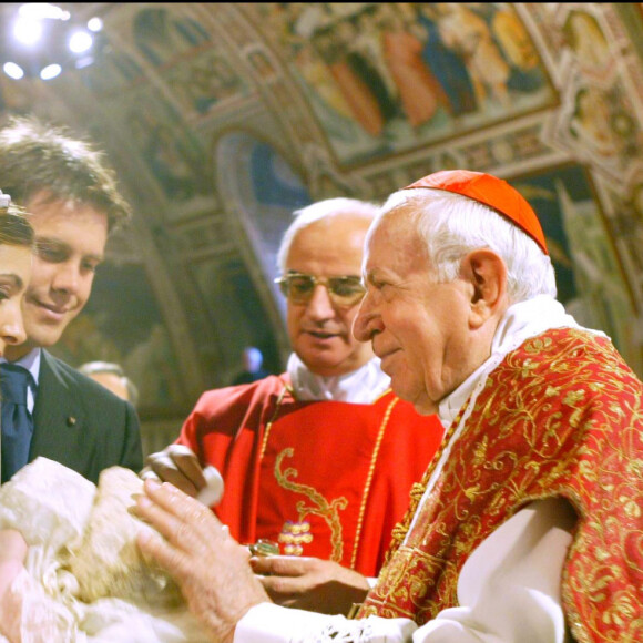 Clotilde et Emmanuel-Philibert de Savoie pendant le baptême de leur fille Vittoria, le 30 mai 2004 dans la basilique d'Assise, en Italie.