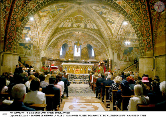 Le baptême de Vittoria la fille de Clotilde Courau et Emmanuel-Philibert de Savoie s'est déroulé dans le cadre d'une beauté éblouissante de la basilique Saint-François, à Assise, en Italie le 30 mai 2004.