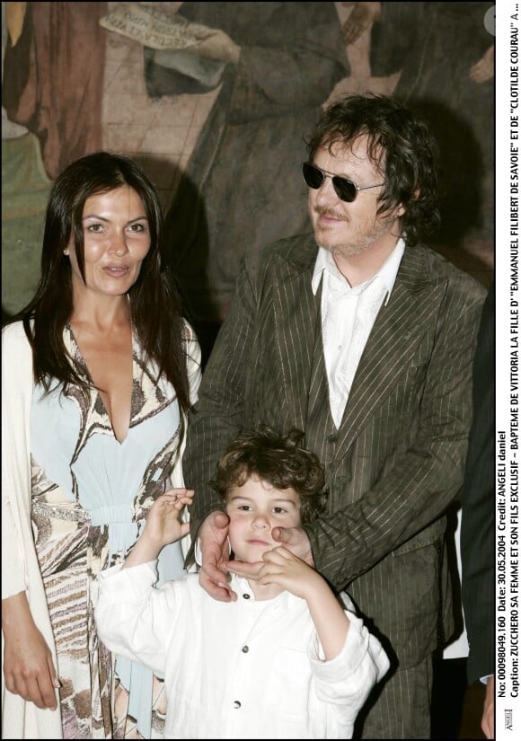 Le chanteur Zucchero, sa compagne Francesca Mozer et leur fils Adelmo Blue assistent au baptême de Vittoria, le 30 mai 2004 dans la basilique d'Assise, en Italie.