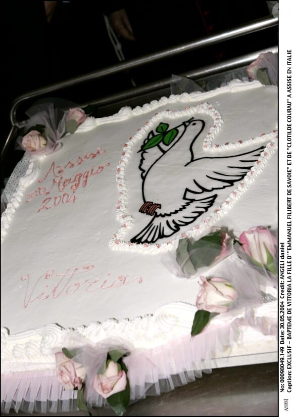 Un colombe de la paix et des roses ornent le gâteau de baptême de Vittoria de Savoie, le 30 mai 2004 dans la basilique d'Assise, en Italie.