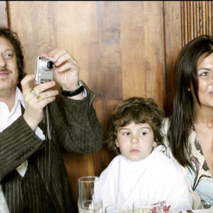 Le chanteur Zucchero, sa compagne Francesca Mozer et leur fils Adelmo Blue au baptême de Vittoria de Savoie.